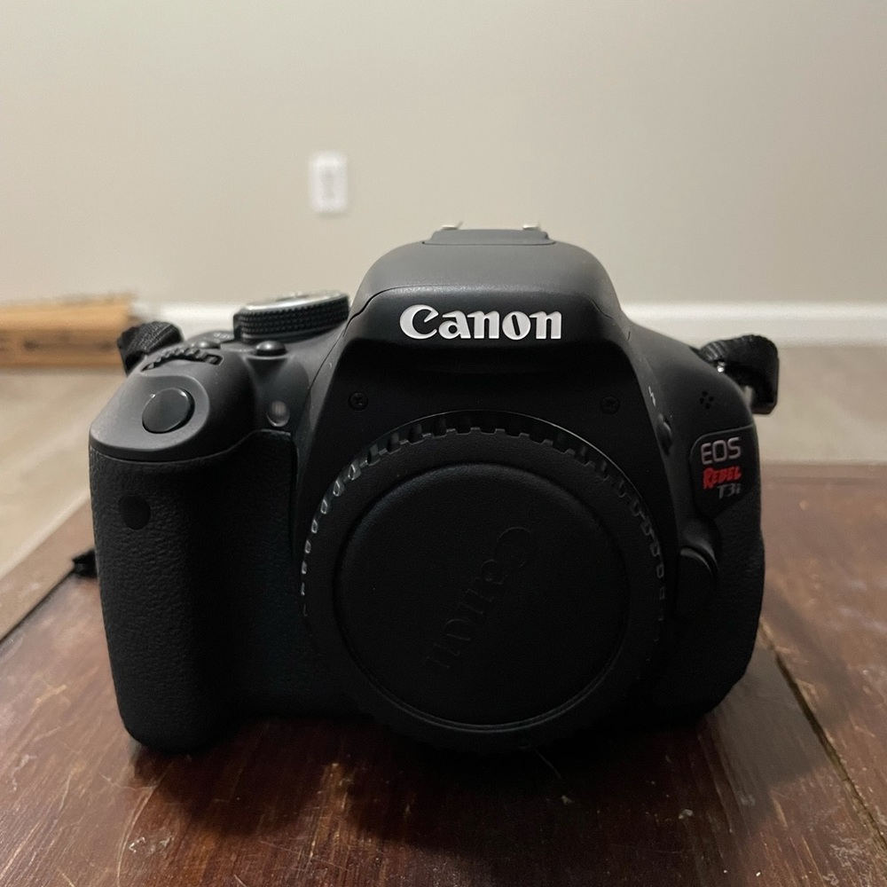 Used-like new- Canon EOS T3I Rebel